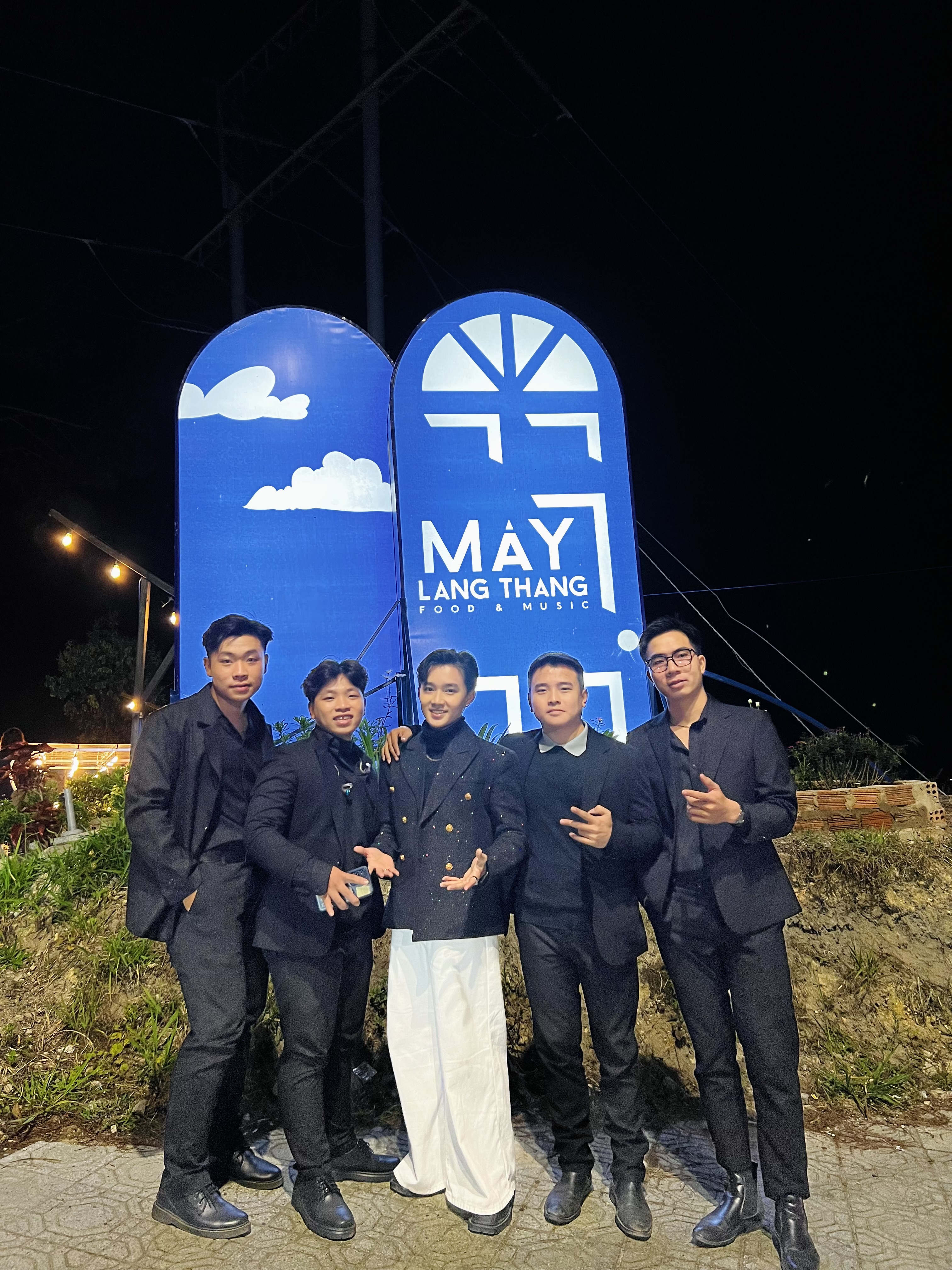 Mây lang thang 2025